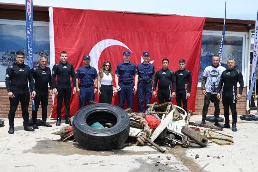 KEMER’DE DENİZ DİBİ TEMİZLİĞİ: ATIKLAR SU YÜZÜNE ÇIKARILDI