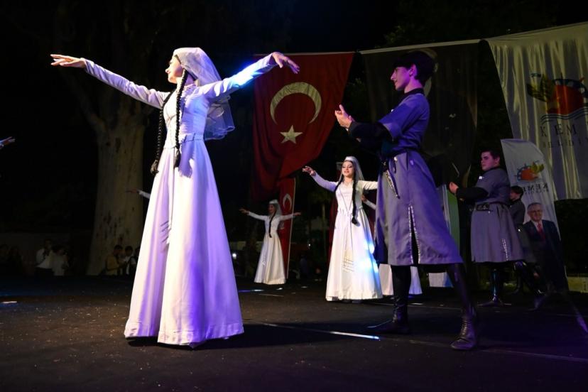 KEMER’DE GÜRCÜ DANSLARINDAN RENKLİ KÜLTÜR ŞÖLENİ