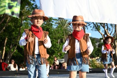 KEMER’DE MİNİKLERDEN BÜYÜLEYEN DANS FESTİVALİ
