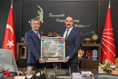KOTAN’DAN ANKARA ÇIKARMASI: ÖZEL’E KONYAALTI TABLOSU HEDİYE ETTİ