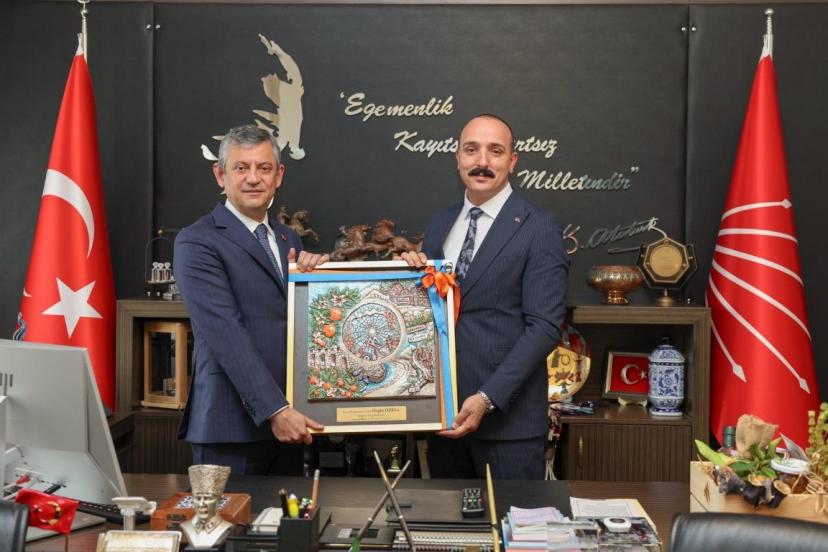 KOTAN’DAN ANKARA ÇIKARMASI: ÖZEL’E KONYAALTI TABLOSU HEDİYE ETTİ