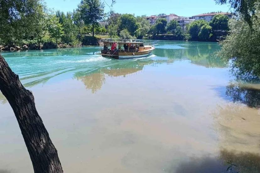 MANAVGAT IRMAĞI’NDA RENGİN DEĞİŞİMİ TEPKİ ÇEKTİ