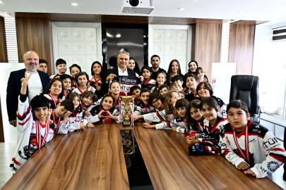 MURATPAŞA’DA ŞAMPİYON SPORCULARDAN BAŞKAN UYSAL’A ZİYARET