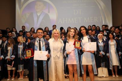 AKDENİZ ÜNİVERSİTESİ DİŞ HEKİMLİĞİ FAKÜLTESİ MEZUNLARINI UĞURLADI