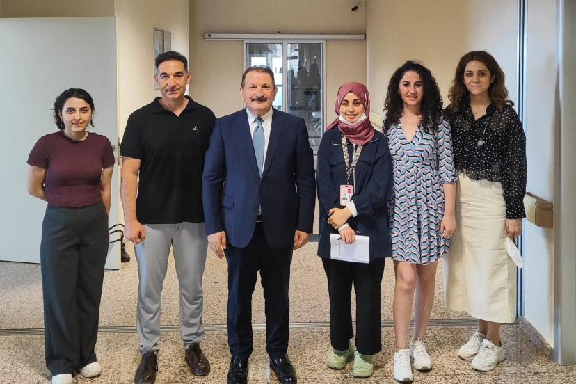 PROF. DR. BEHZAT ÖZKAN’DAN ÇOCUK ENDOKRİNOLOJİ SERVİSİNE ZİYARET