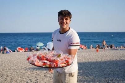 ANTALYA’DA SICAĞA KARŞI YÖRÜK LEZZETİ: KARPUZ SANDVİÇ