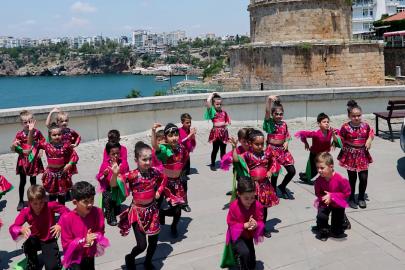 MİNİKLERDEN ANTALYA'YA ANADOLU ATEŞİ DOKUNUŞU