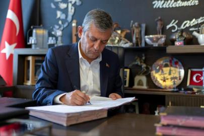 ÖZGÜR ÖZEL  VE 90 VEKİL CHP'DEN İSTİFA ETTİ