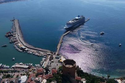 ALANYA İSKELESİ’NDE KRUVAZİYER HAREKETLİLİĞİ