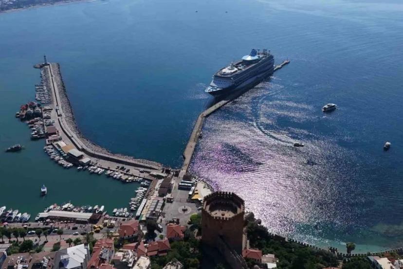 ALANYA İSKELESİ’NDE KRUVAZİYER HAREKETLİLİĞİ