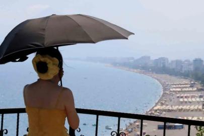 ANTALYA'DA DENİZ BİLE SERİNLETMEDİ