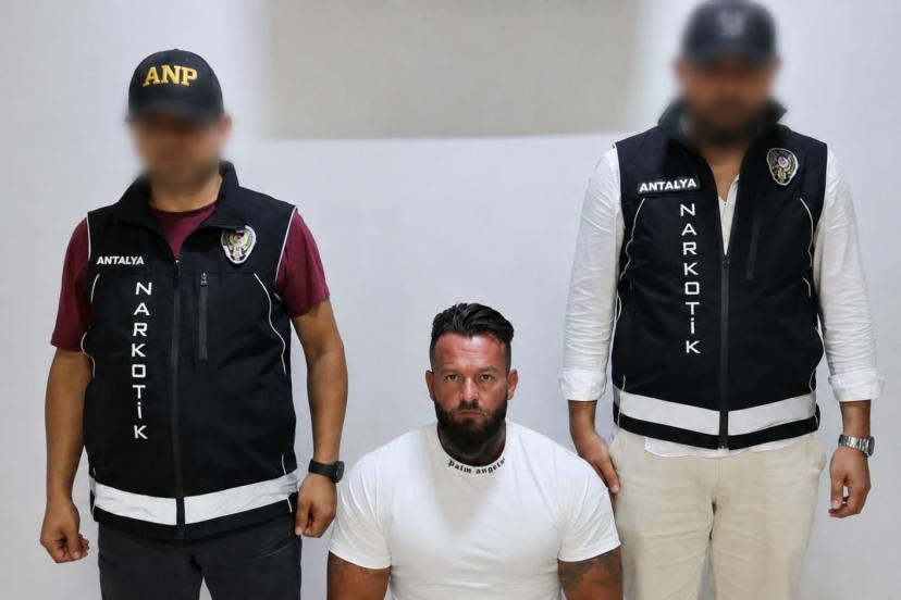 ANTALYA’DA KIRMIZI BÜLTENLE ARANAN ŞÜPHELİ YAKALANDI