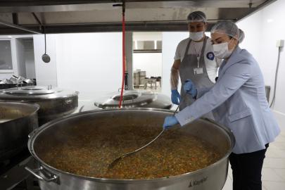 ANTALYA’DA SICAK YEMEK SEFERBERLİĞİ: BİNLERCE SOFRAYA ULAŞIYOR