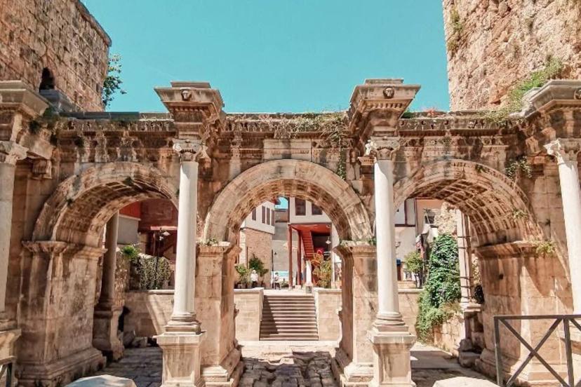 KALEİÇİ'NDE TARİH HER ADIMDA YAŞIYOR