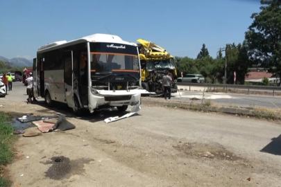 KEMER YOLUNDA FECİ KAZA: TIR MİDİBÜSE ÇARPTI, 11 KİŞİ YARALANDI