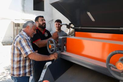 KORKUTELİ’DE ÜRETİCİNİN YÜKÜ HAFİFLİYOR
