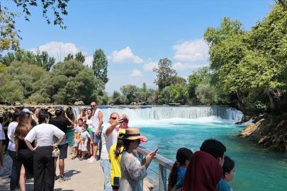MANAVGAT ŞELALESİ’NDE SERİNLETEN YOĞUNLUK