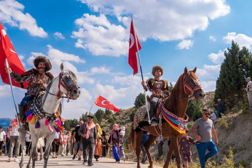 TOROSLARDA BİR GELENEK: DEDE-TORUN AT ÜZERİNDE