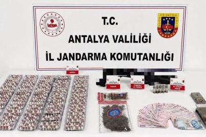 ANTALYA’DA UYUŞTURUCU OPERASYONU: EVLERDEN SKUNK VE BİNLERCE HAP ÇIKTI