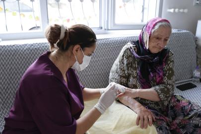 BÜYÜKŞEHİR’DEN EVDE BAKIM DESTEĞİ: 8 AYDA 1524 VATANDAŞA ULAŞILDI