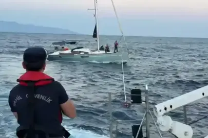 DEMRE AÇIKLARINDA SÜRÜKLENEN YELKENLİ KURTARILDI