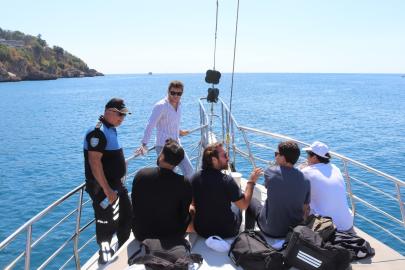 GENÇLER POLİSLE BULUŞTU, ANTALYA’YI DENİZDEN KEŞFETTİ