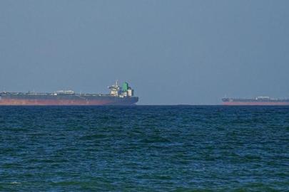HÜRMÜZ’DE PETROL ALARMI: KİRLİLİK UMMAN DENİZİ’NE İLERLİYOR