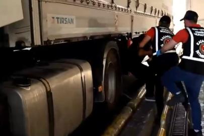TIR DORSESİNİN ALTINDA YAKALANDI!