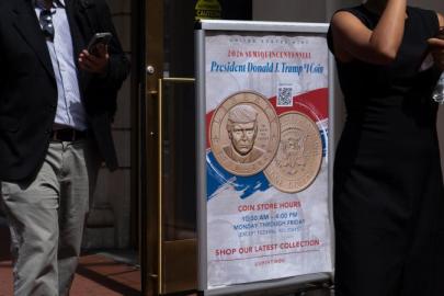 TRUMP PORTRELİ 1 DOLARLAR TEDAVÜLDE
