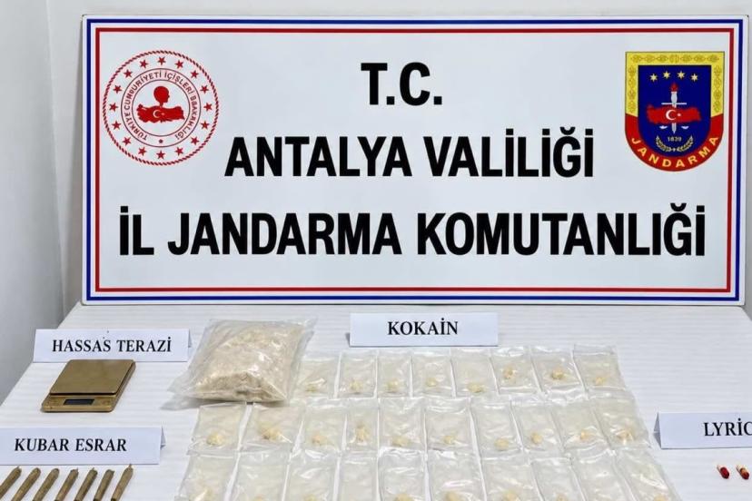AKSU VE MANAVGAT'TA UYUŞTURUCU OPERASYONU: KOKAİN VE SKUNK ELE GEÇİRİLDİ