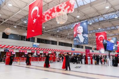 ANTALYA HAVALİMANI’NDA CUMHURİYET COŞKUSU