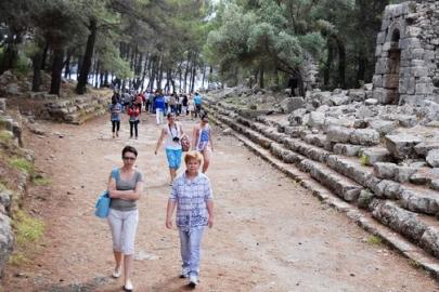 ANTALYA’DA BELGESİZ REHBERLERE SIKI DENETİM: CEZALAR 150 BİN TL’YE ÇIKIYOR