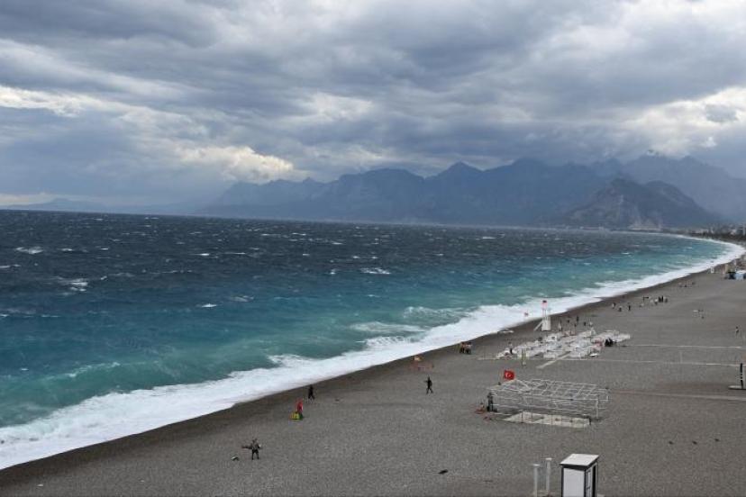 ANTALYA’DA FIRTINA VURDU, SOKAKLARDA SU BİRİKTİ