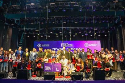 ANTALYA’DA GENÇLER SAHNEDE, SALONDA BÜYÜK HEYECAN