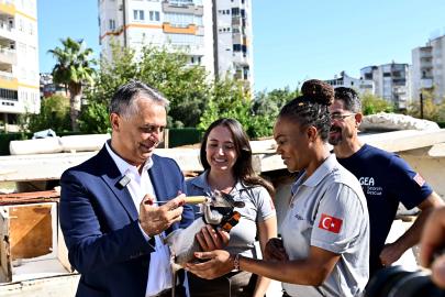 ANTALYA'DA KAHRAMAN FARELER ENKAZDA KAZAZEDEYİ BULDU
