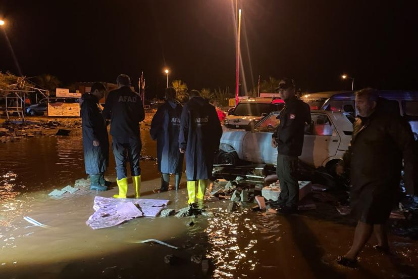 ANTALYA’DA YAĞMUR MESAİSİ: EKİPLER SAHADA, TAHLİYELER TAMAMLANDI