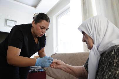 BÜYÜKŞEHİR’İN EVDE SAĞLIK HİZMETLERİYLE VATANDAŞLARIN YÜZÜ GÜLÜYOR