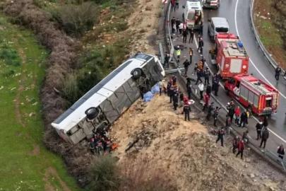ISPARTA YOLUNDA OTOBÜS DEVRİLDİ: 17 YARALI