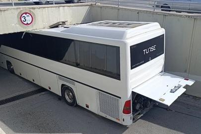 MANAVGAT’TA TUR OTOBÜSÜ ALT GEÇİTTE SIKIŞTI